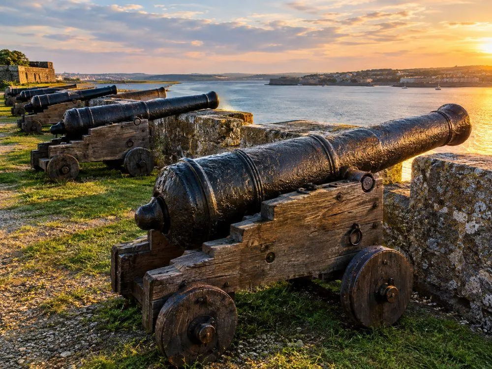 Des canons sur un bastion, pointés vers l'approche maritime que la forteresse a été construite pour surveiller.