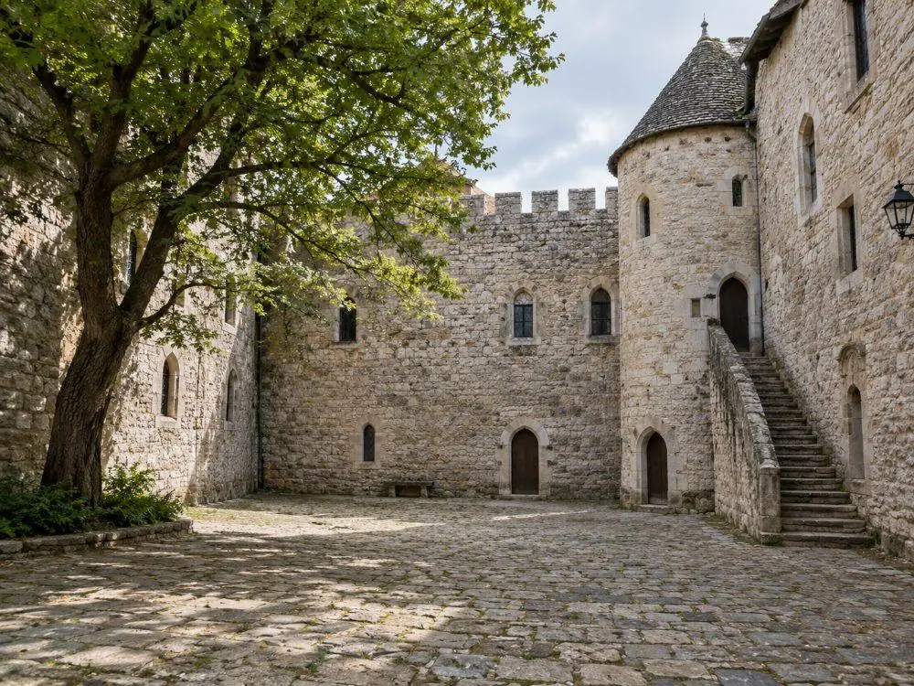 Une cour à l'intérieur de la forteresse intérieure, où les pierres médiévales rencontrent la reconstruction des années 1600.