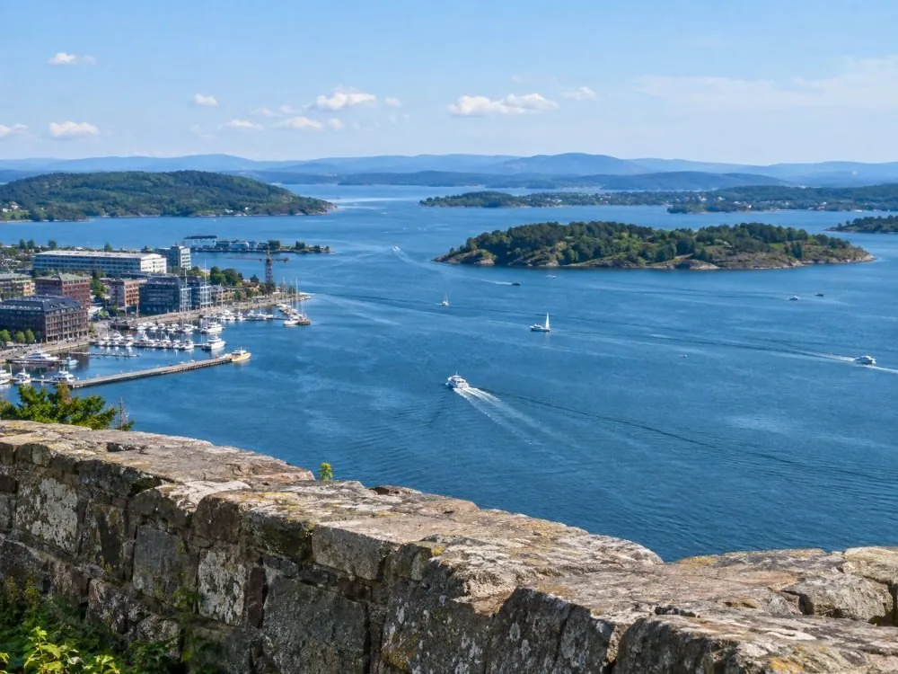 La vue depuis les remparts sur l'<em>Oslofjord</em> et les bateaux qui le traversent.