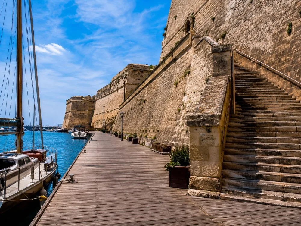 La Promenade du Port sous les remparts, accessible par la porte côté mer qui a rouvert en 2023.